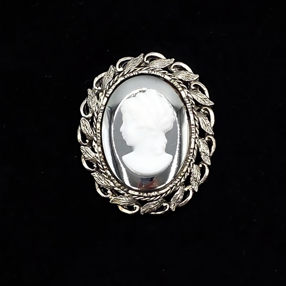 Vintage-Inspired Silver and White Cameo Brooch - Picture 4 of 8